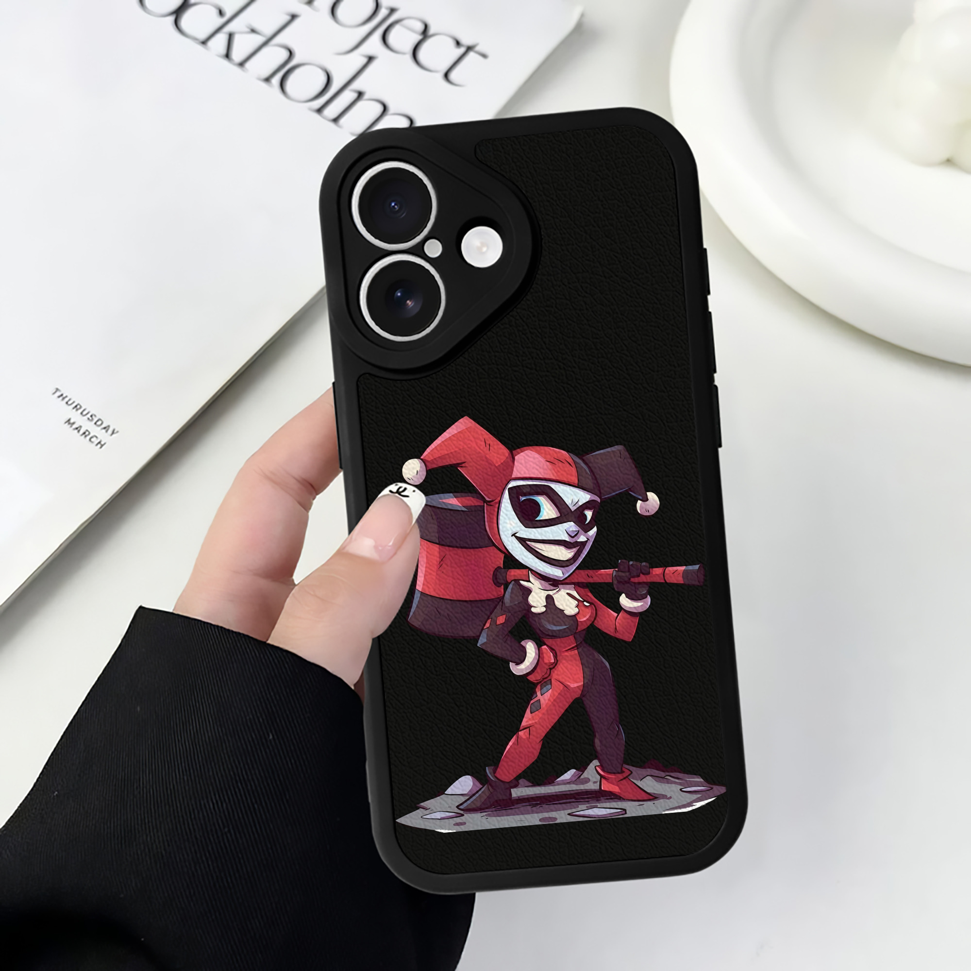 （画像用） アベンジャーズ The Avengers 【iPhone 16シリーズ対応】シリコンスマホケース（レザー調） 材質：シリコン